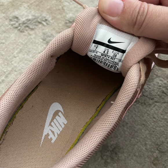 Nike Air Max Thea women’s Rose Gold Sneakers, size 7 - Picture 6 of 8